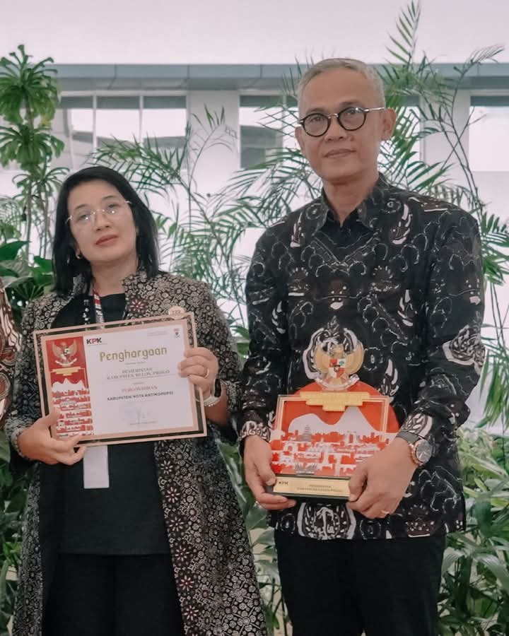 INTEGRITAS: Penjabat Bupati Kulon Progo Srie Nurkyatsiwi dan Inspektur DIY Muhammad Setiadi meraih penghargaan dari KPK dalam rangkaian Hari Antikorupsi Sedunia.