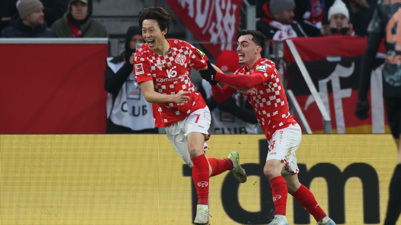 Selebrasi Lee Jae-sung usai cetak gol dalam kemenangan Mainz atas Bayern Munich
