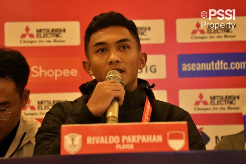 Gelandang timnas Indonesia, Rivaldo Pakpahan saat menemani Shin Tae-yong dalam sesi pers pre-match kontra Vietnam (PSSI)