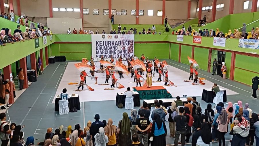 Pelajar di Kabupaten Purworejo saat mengikuti kegiatan tahunan Kejurkab Drumband dan Marching Band Purworejo 2024 di GOR SEW Purworejo.