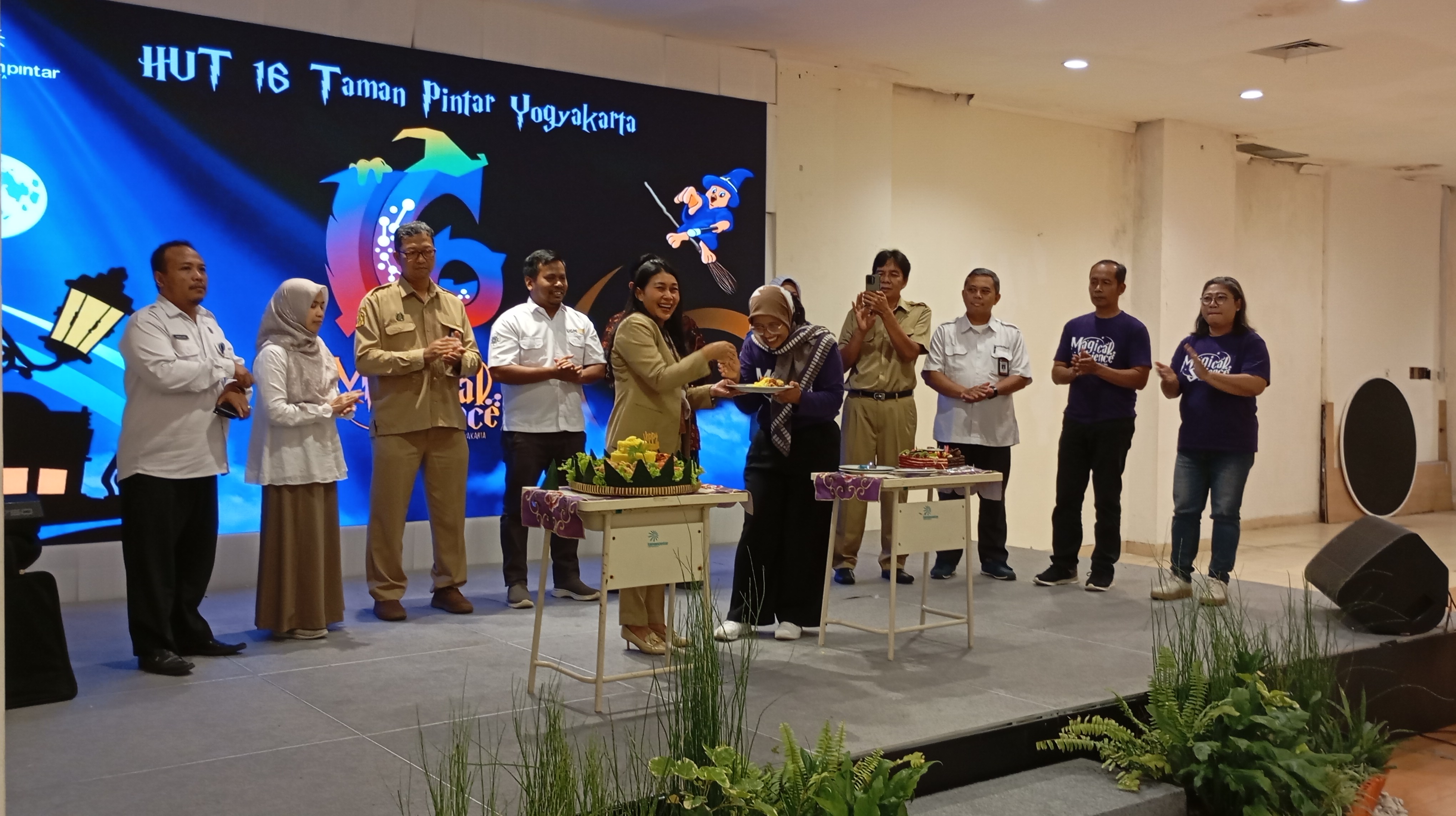 Kepala Dinas Kebudayaan Kota Jogja Yetti Martanti didampingi Kepala Unit Pelaksana Teknis (UPT) Pengelolaan Budaya Kota Jogja Karmila&nbsp; potong tumpeng HUT ke-16 Taman Pintar Yogyakarta, Senin (16/12).