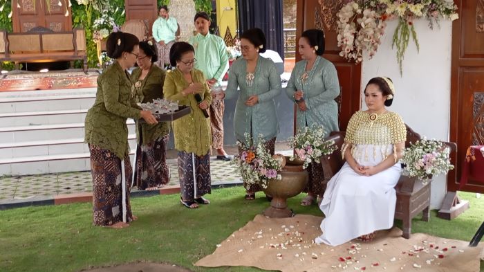 NGURI-URI BUDAYA: Suasana upacara adat tingkeban yang diselenggarakan di RTHP Bumen, Purbayan, Kotagede Senin (16/12/2024).