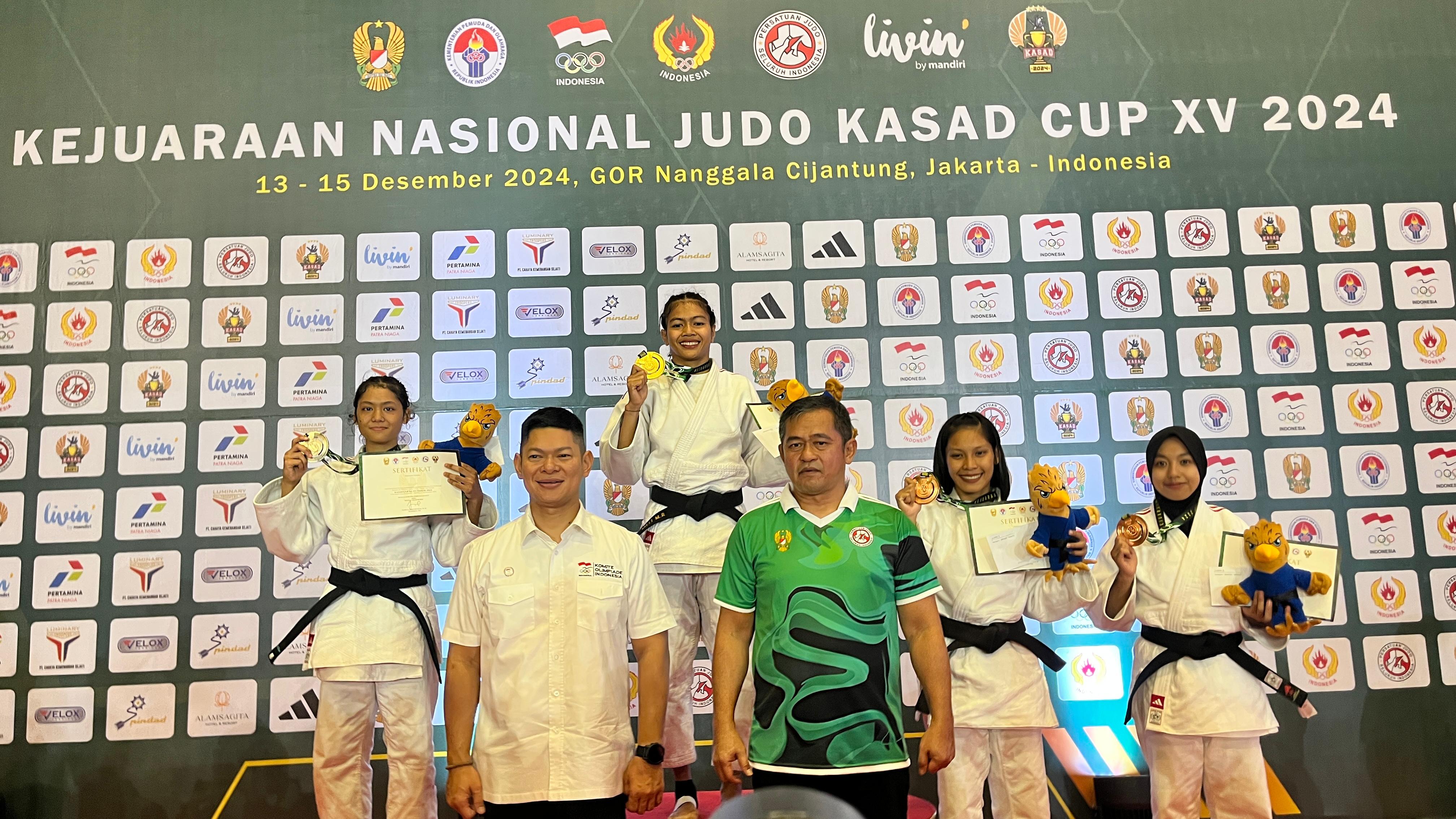 PRESTASI: Para atlet judo DIJ saat menaiki podium juara perunggu di Kejuaraan Kasional (Kejurnas) KASAD Cup XV- 2024. Kejurnas digelar 13 hingga 15 Desember lalu di Gedung Nanggala, Cijantung, Jakarta