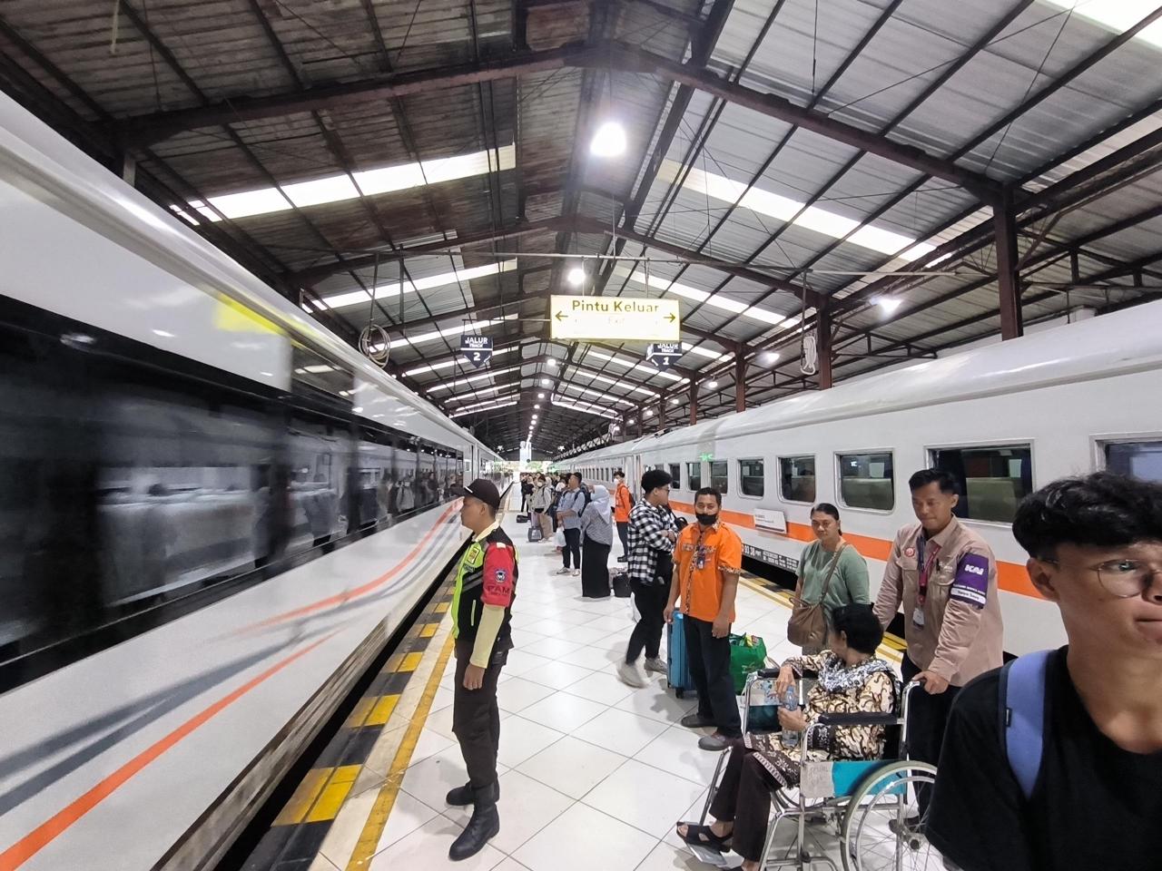 Penumpang KA saat berada di stasiun wilayah Daop 5 Purwokerto. Selama masa angkutan Nataru 2024/2025 diprediksi akan ada kenaikan volume penumpang sebanyak 11 persen.