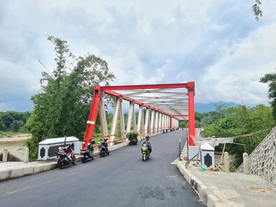 IKONIK: Jembatan penghubung antara Ngembik Lor dengan Rejosari, sudah selesai. Saat ini, bisa dilalui pengendara.