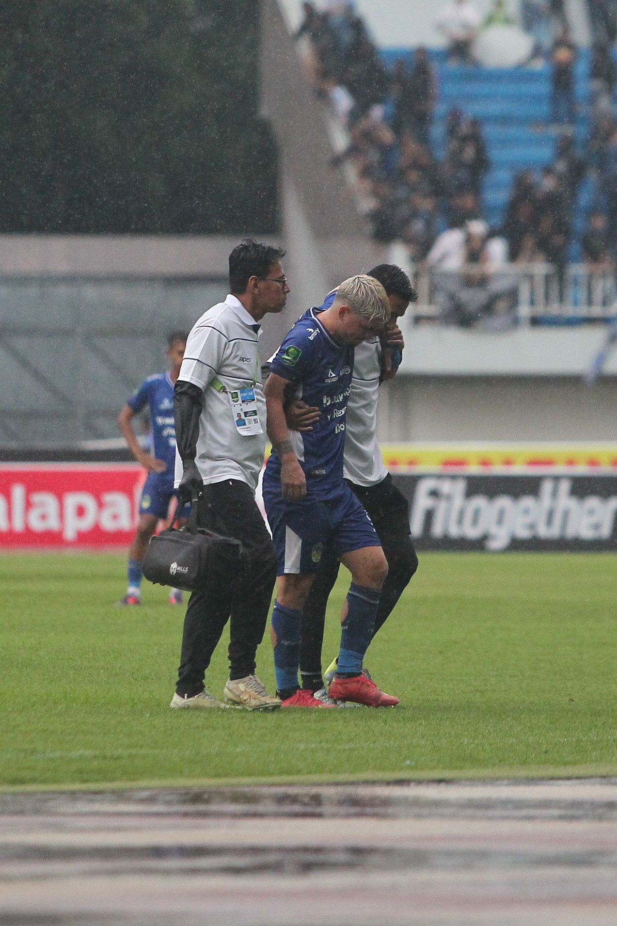 Rafinha harus menepi lapangan lebih cepat. Pemain asal Brasil itu ditarik keluar lapangan di menit ke-59 setelah berbenturan dengan para bek Persipa Pati, di Stadion Mandala Krida ,Minggu (15/12).