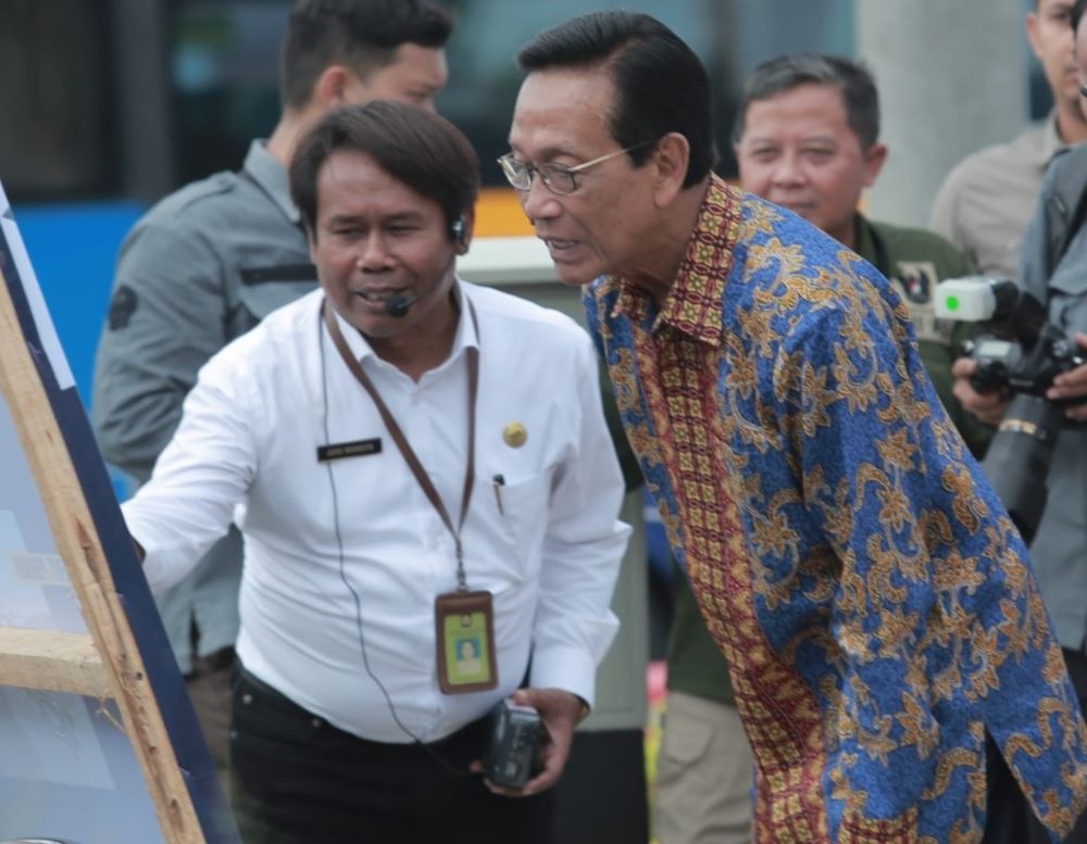 Kepala Dinas Pariwisata Kulon Progo Joko Mursito bersama Gubernur DIY Sri Sultan Hamengku Buwono X
