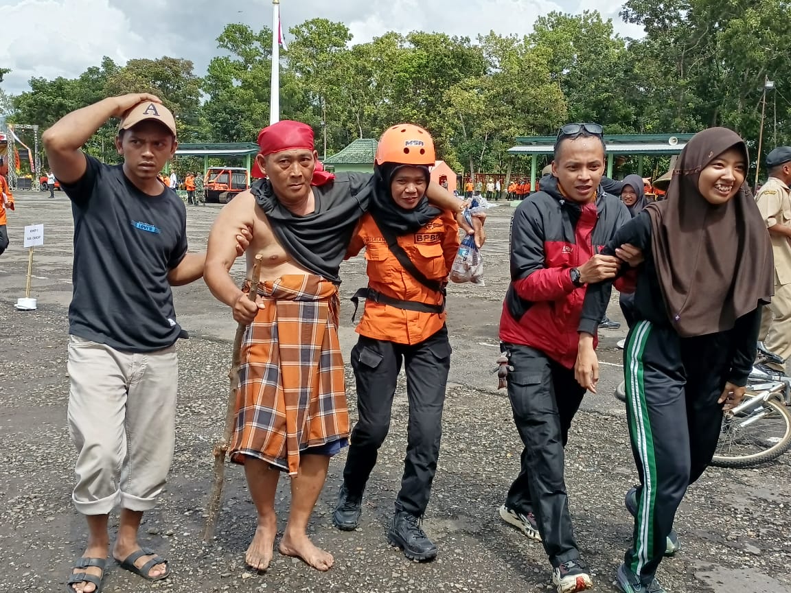 Basarnas menggelar apel siaga pasukan dan simulasi penanganan bencana di Lapangan Secata Gombong. Kegiatan berlangsung untuk memastikan kesiapan dalam menghadapi ancaman bencana hidrometeorologi.