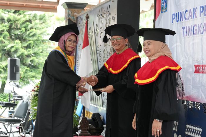 SIMBOLIS: Sebanyak 15 perempuan penyintas KDRT melakukan wisuda setelah mengikuti kelas pemberdayaan.