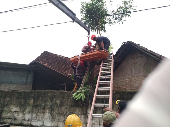 EVAKUASI: Ditsamapta Polda DIY bersama personel gabungan mengevakuasi korban meninggal akibat tersengat listrik di Tlogoadi, Mlati, Sleman, Minggu (15/12/2024).