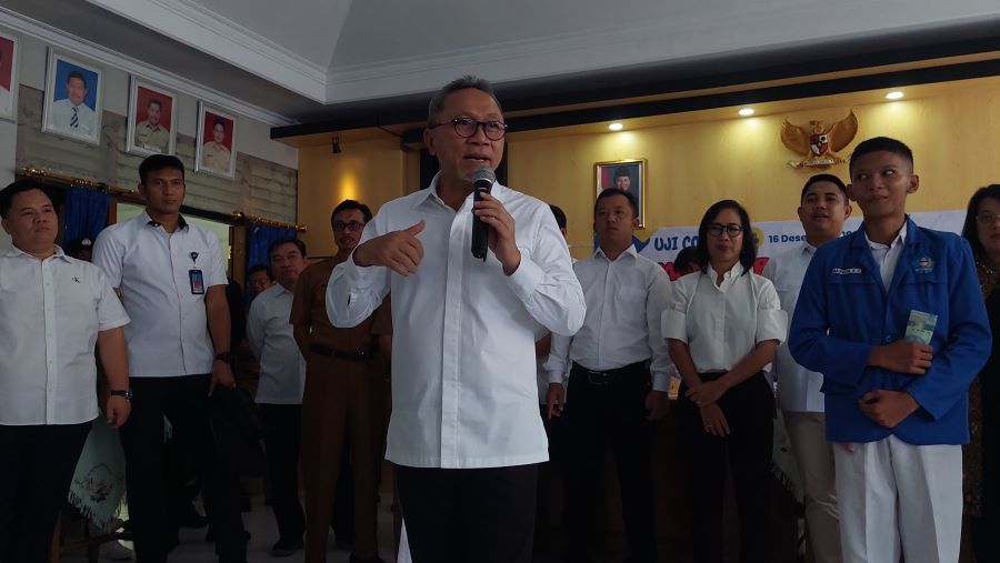 TANYA JAWAB: Menteri Zulkifli Hasan berdialog dengan siswa SMPN 1 Galur.
