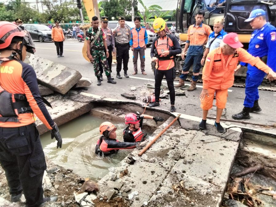 Proses evakuasi korban yang hanyut ke dalam saluran air di Sedayu, Bantul, Senin (16/12/2024).