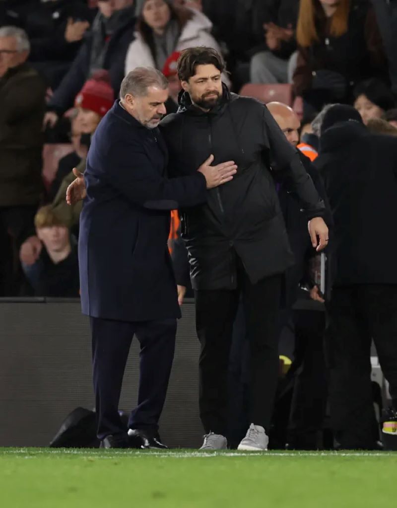Ange Postecoglou (Kiri) dan Russel Martin (Kanan) setelah pertandingan Liga Inggris antara Southampton kontra Tottenham Hotspur (getty)