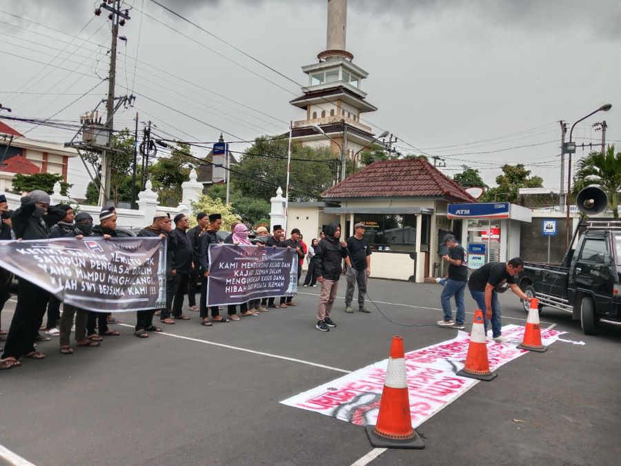 Demo masyarakat yang mengatasnamakan ARPI di Kejari Sleman