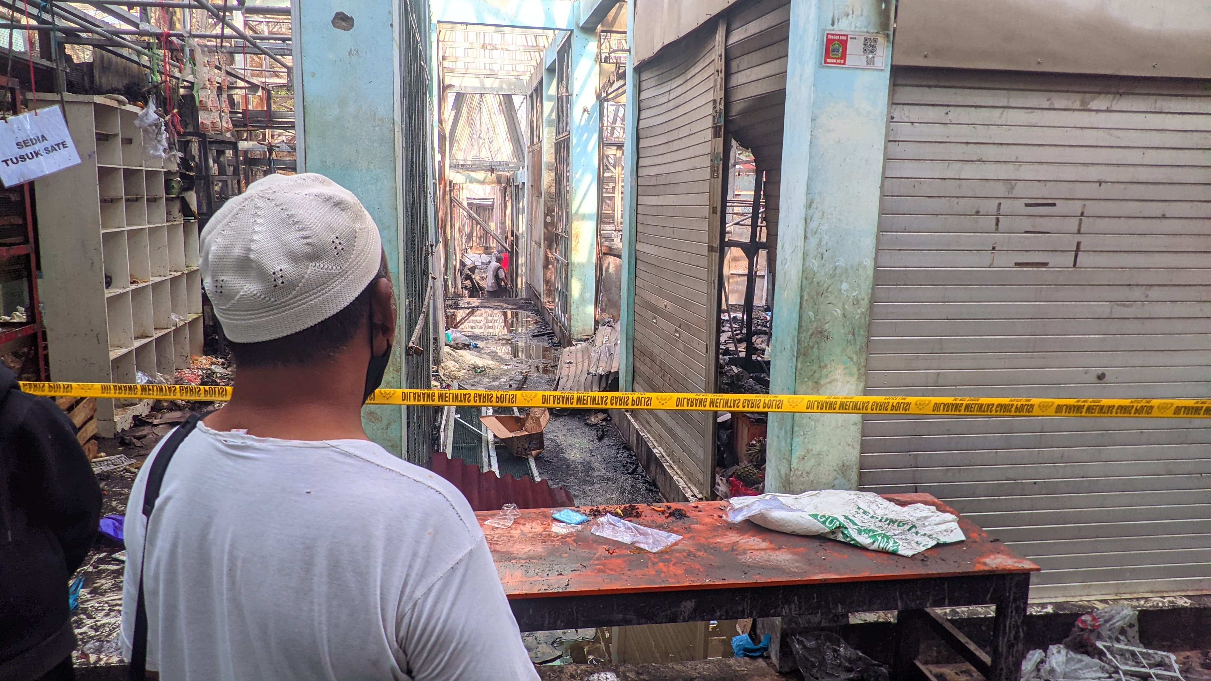&nbsp;  Seorang pedagang melihat lapaknya yang hangus terbakar di Pasar Trowono, Kalurahan Karangasem, Kapanewon Paliyan, Gunungkidul.  &nbsp;
