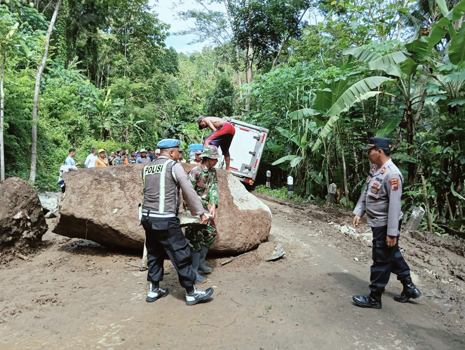 GERAK CEPAT : Petugas gabungan berupaya mengevakuasi material longsor yang menutupi jalan provinsi penghubung Kebumen-Banjarnegara.