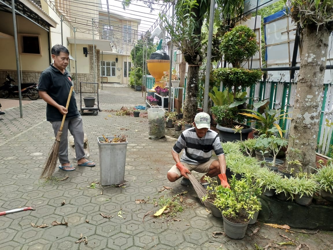 JELANG NATAL : Petugas Gereja St Mikael Gombong sudah persiapan menyambut perayaan Natal Tahun 2024.