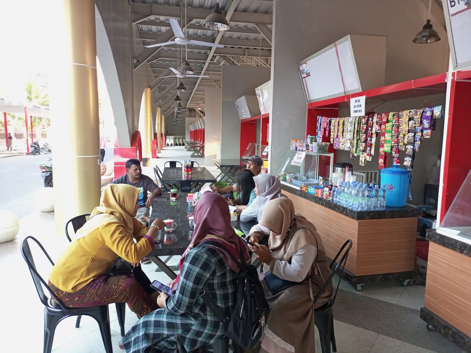 PERLU PERHATIAN : Pedagang di Alun-alun Kebumen sudah menempati lapak baru di Kapal Mendoan. Namun, mereka mengaku pasca boyongan pendapatannya tak kunjung stabil.    &nbsp;