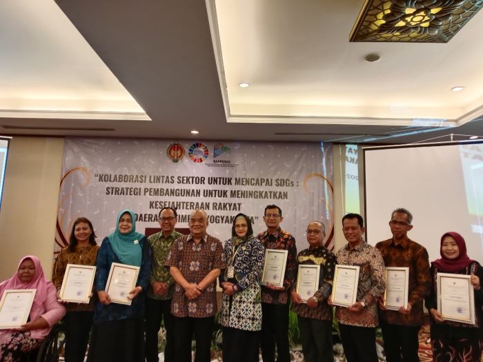 SIMBOLIS: Wakil Gubernur DIY Paku Alam X saat memberikan penghargaan kepada BPD DIY atas perannya dalam pembangunan berkelanjutan Selasa (17/12/2024).