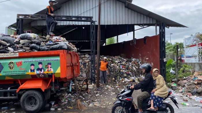 PENGANGKUTAN: Tumpukan sampah di Depo Sampah Lempuyangan Kota Jogja yang mulai diangkut menggunakan truk.