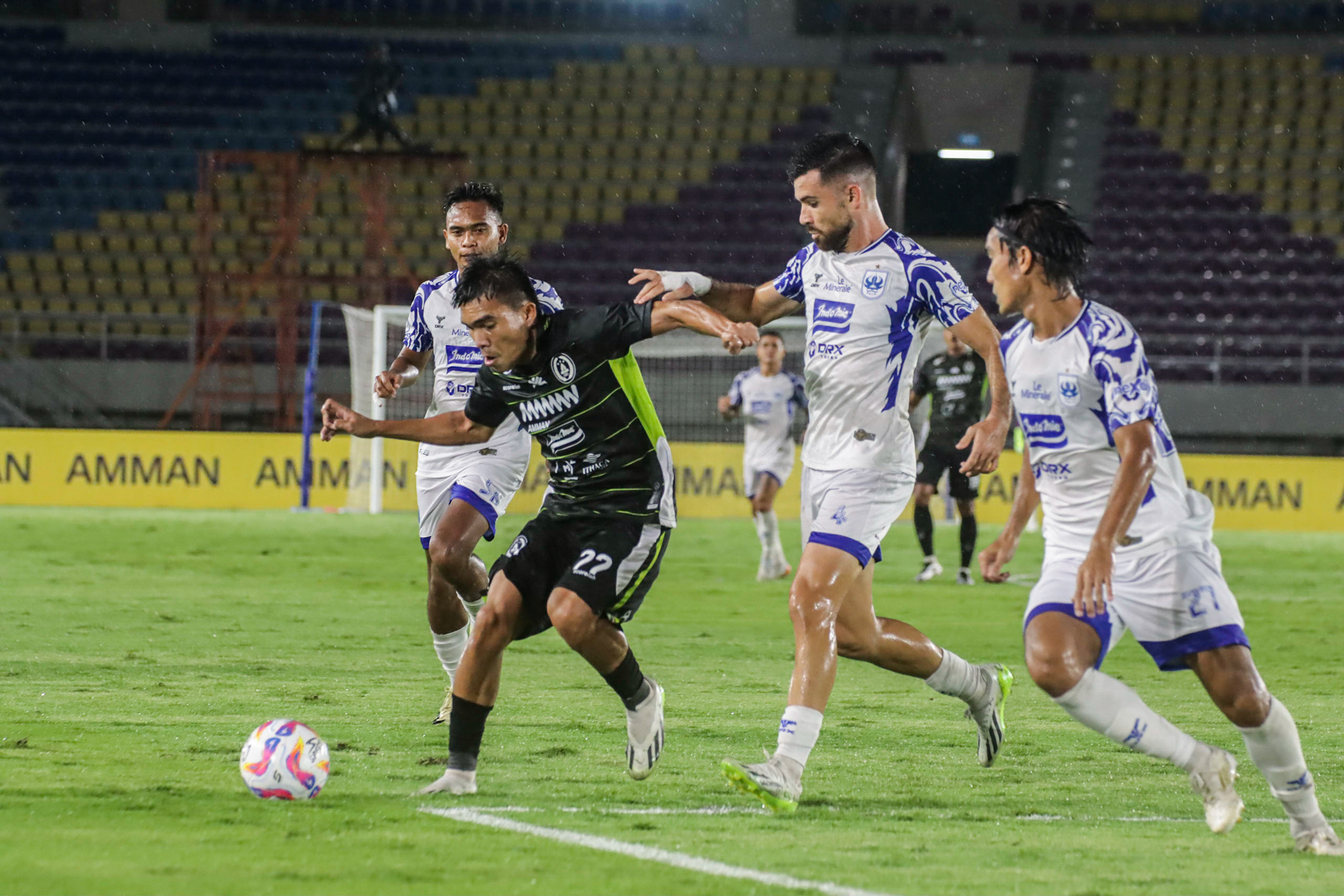 KETAT: Gelandang PSS Sleman Paulo Sitanggang (hitam) dikepung para pemain PSIS Semarang di Stadion Manahan Solo, Selasa  (17/12).  &nbsp;