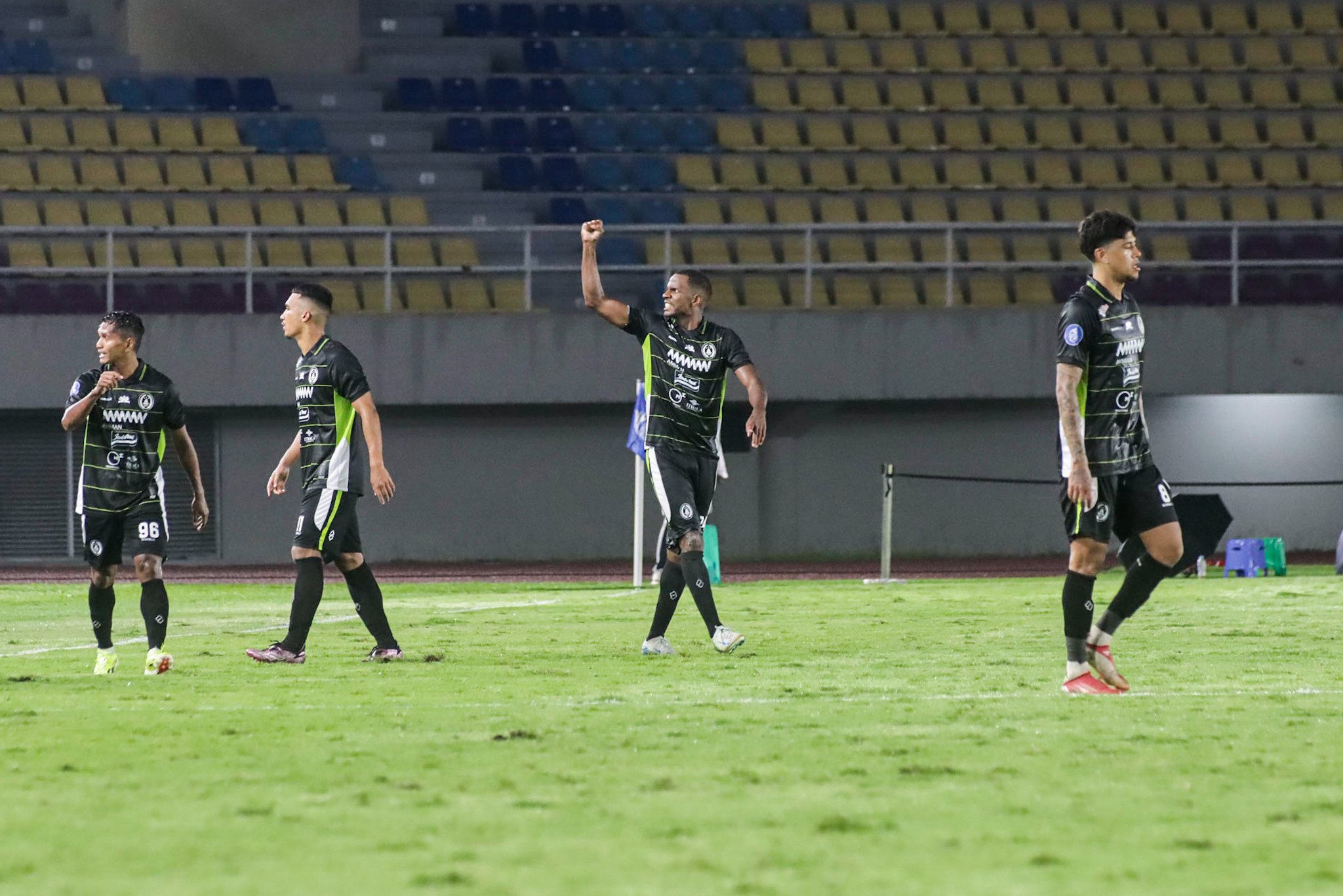 Para pemain PSS Sleman merayakan kemenangan atas PSIS Semarang di Stadion Manahan, Solo, Selasa (17/12) malam.