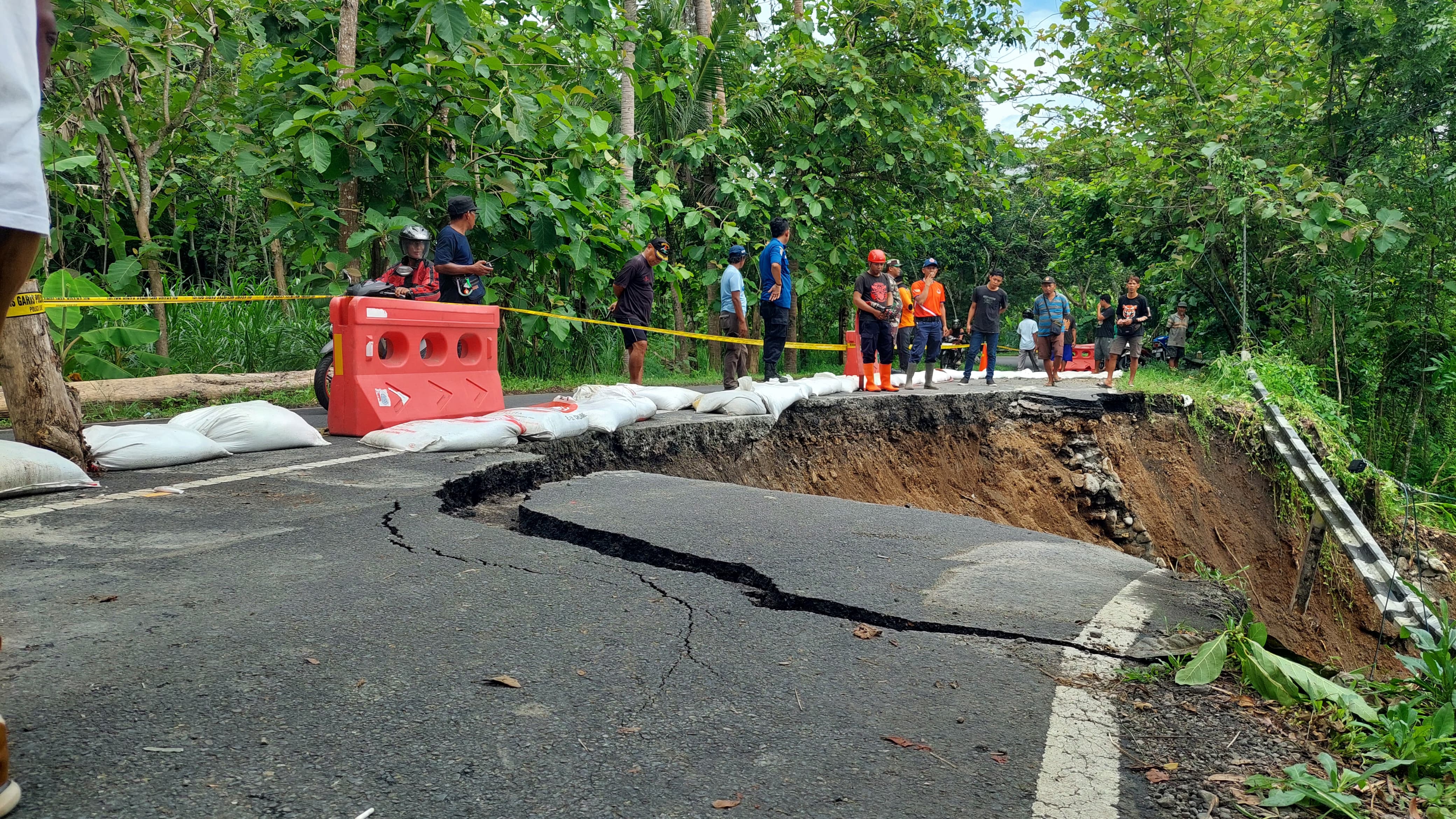 AMBLAS: Tak bisa dilalui BPBD dan DPUPKP meninjau lokasi jalan.&nbsp;