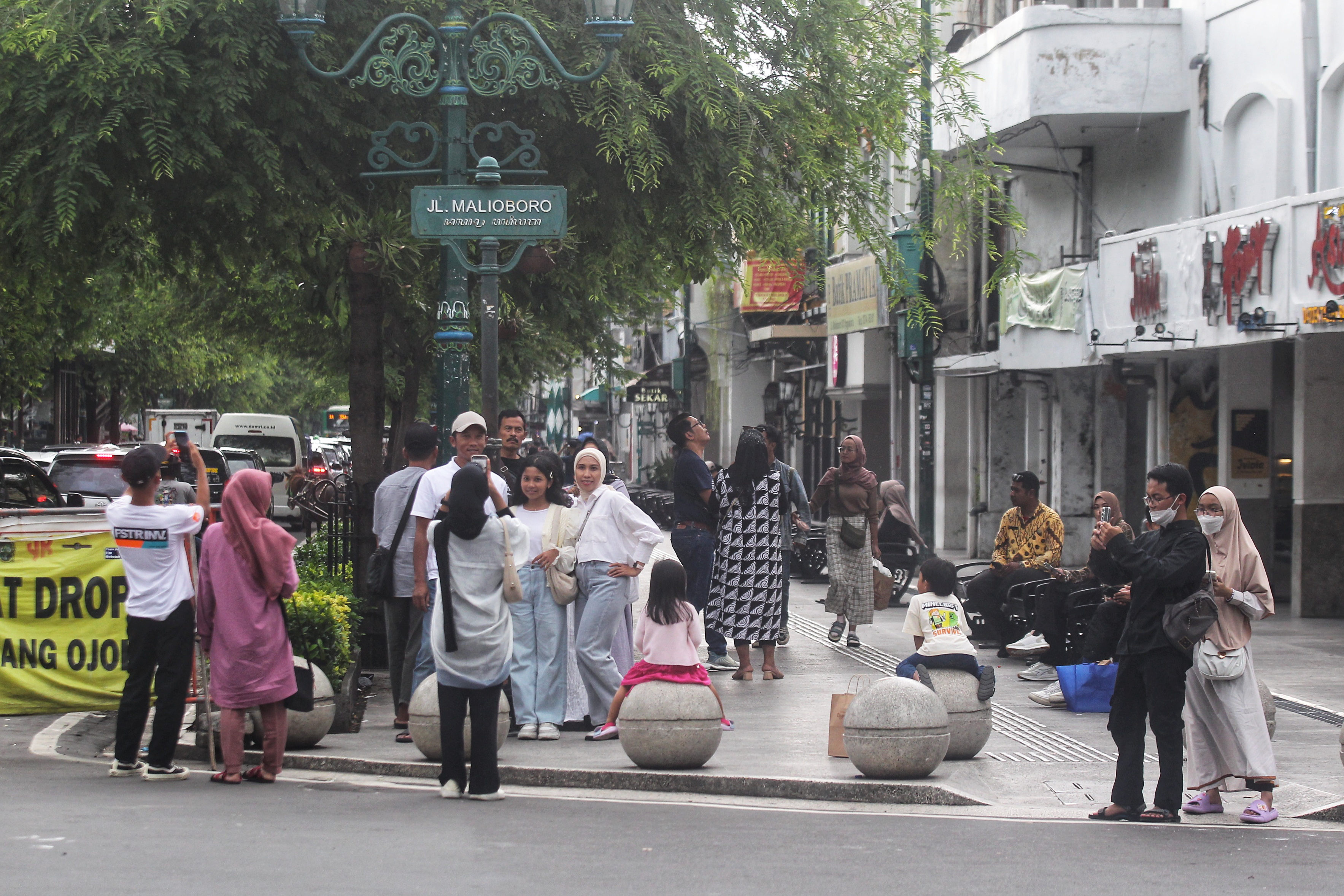 Wisatawan menikmati suasana kawasan Malioboro, Selasa  (17/12). Pemprov DIY dan Polda DIY memasang kamera pengawas dan face recognition atau pengenal wajah untuk memantau wisatawan.
