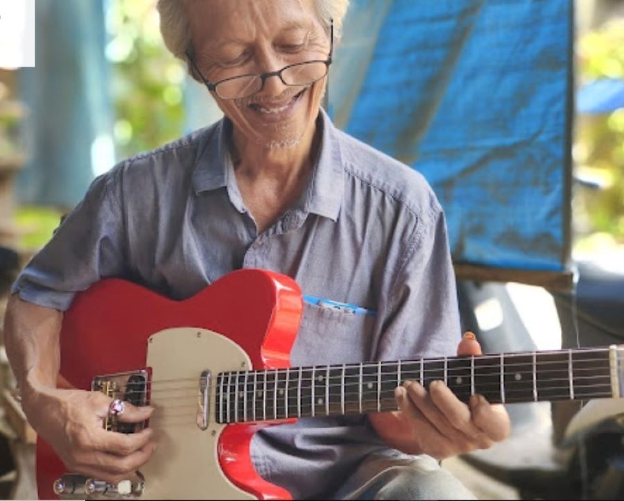 Bapak Zianturi Sri Hadi Waluyo atau Pak Hadi pengrajin gitar handal di Jogja.