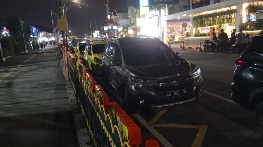 NGEYEL: Bentuk pelanggaran parkir di sepanjang Jalan Pasar Kembang, Kota Jogja. Meski sudah ada tanda larangan parkir pengendara kendaraan masih menempatkan kendaraannya di kawasan terlarang.