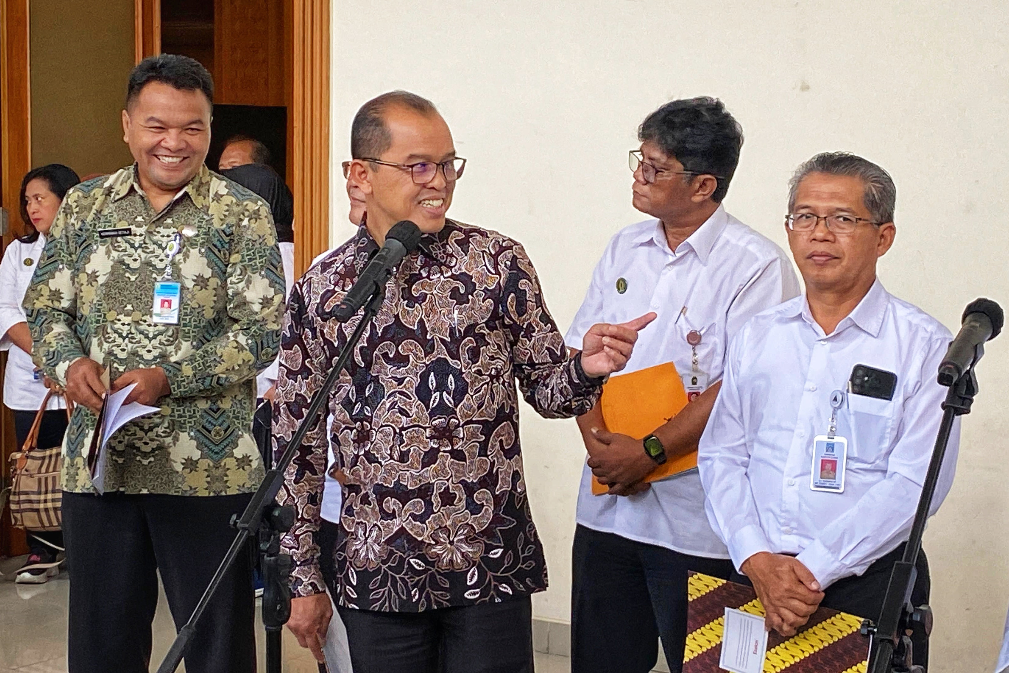 Sekprov DIJ Beny Suharsono (tengah) memimpin pengumuman resmi terkait kenaikan Upah Minimun Kabupaten/Kota (UMK) dan Upah Minimum Sektoral Kota (UMSK) 2025, di kompleks Kepatihan, Jogja, kemarin (18/1