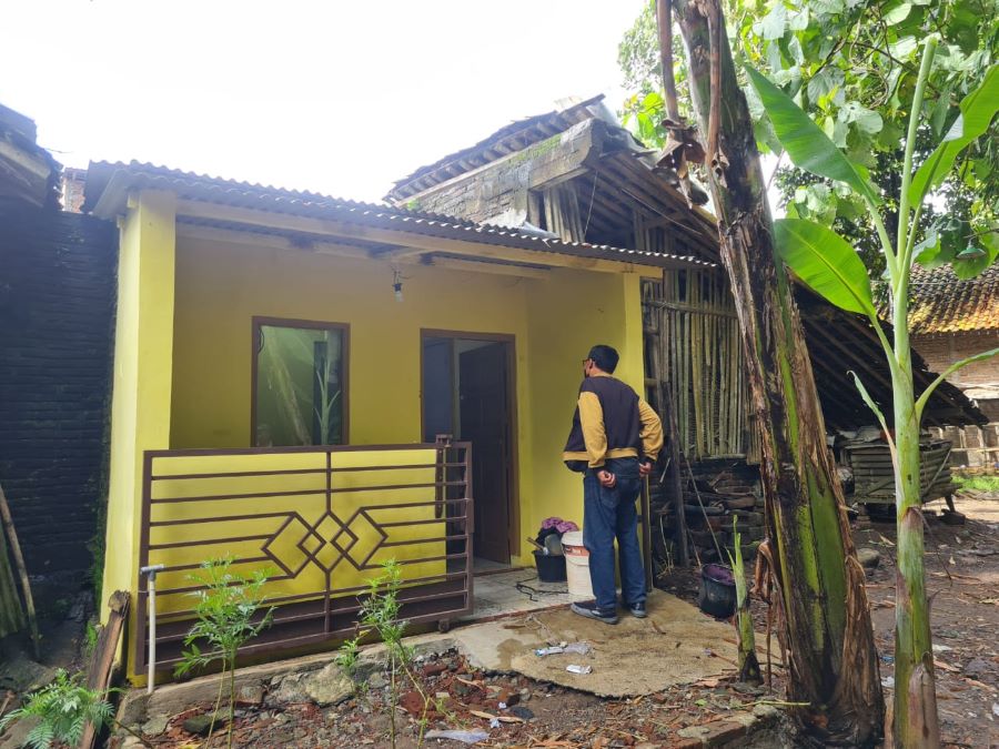 DIKOSONGKAN: Polisi menggerebek rumah petak yang dikontrak terduga pelaku pencurian kendaraan bermotor di Glagah Lor, Banjarnegoro, Mertoyudan.