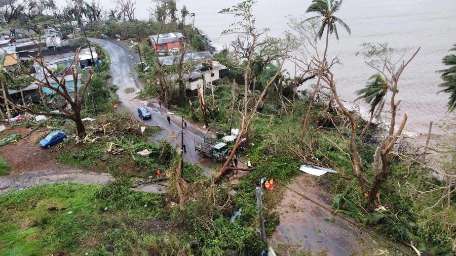 Petugas penyelamat berjibaku di tengah reruntuhan bangunan yang luluh lantak di Port Vila pasca-gempa.