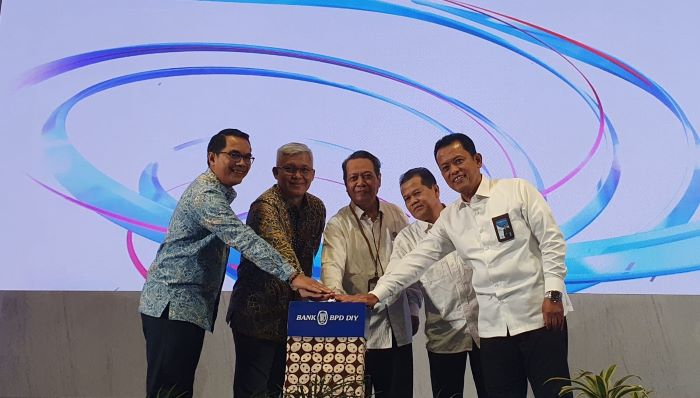 SIMBOLIS: BPD DIY meluncurkan layanan perbankan dan digitalisasi sekolah menengah atas/sederajat di Dormitory UMY Rabu (18/12/2024).