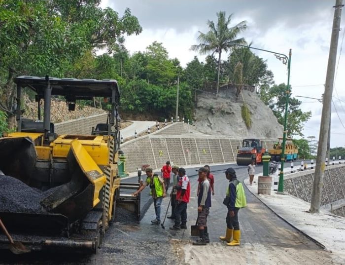 ALTERNATIF BARU: Proses pembangunan jalan pengganti tanjakan Bukit Clongop yang menjadi salah satu jalur ekstrem di Gunungkidul.