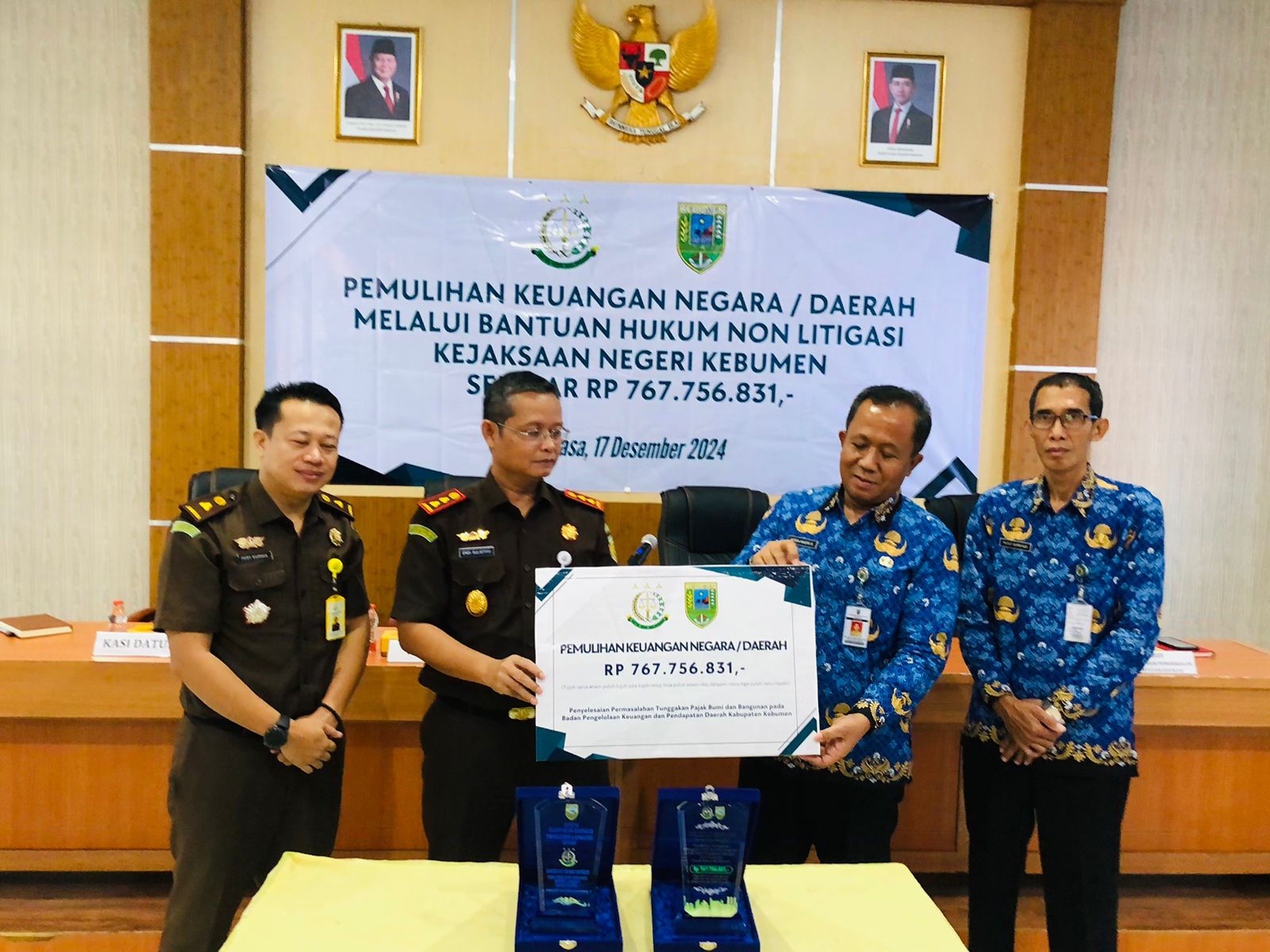Penyerahan uang hasil pajak melalui skema bantuan hukum non litigasi dari Kejari Kebumen kepada Pemkab Kebumen, Rabu (18/12).