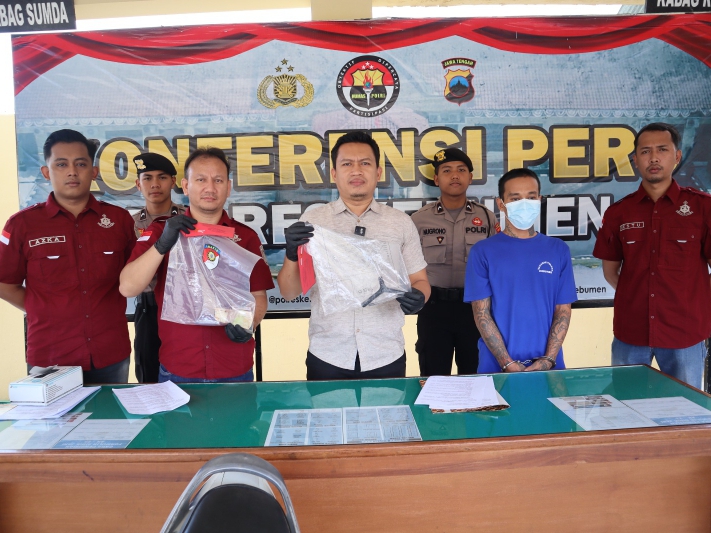Kasat Reskrim Polres Kebumen AKP La Ode Arwansyah menunjukkan barang bukti berupa kunci Y yang digunakan tersangka untuk mencuri sepeda motor milik petani, Rabu (18/12).