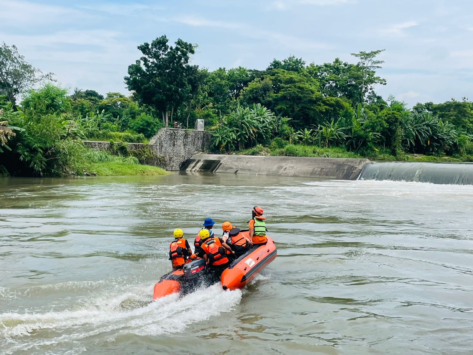 MASIH NIHIL: Petugas saat melanjutkan proses pencarian korban tenggelam dan terseret arus di Sungai Belik, Wonokromo, Pleret, Bantul Rabu (18/12/2024).
