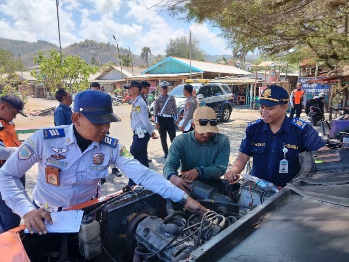 Ramp check yang dilakukan Dishub Bantul ke sejumlah angkutan yang ada di Bantul untuk menjamin keselamatan penumpang.