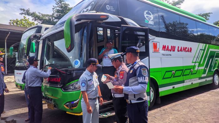Jajaran Dishub dan Polres Gunungkidul melakukan ramp check pada bus-bus di PO Maju Lancar, Playen, Gunungkidul, Rabu (18/12/2024).