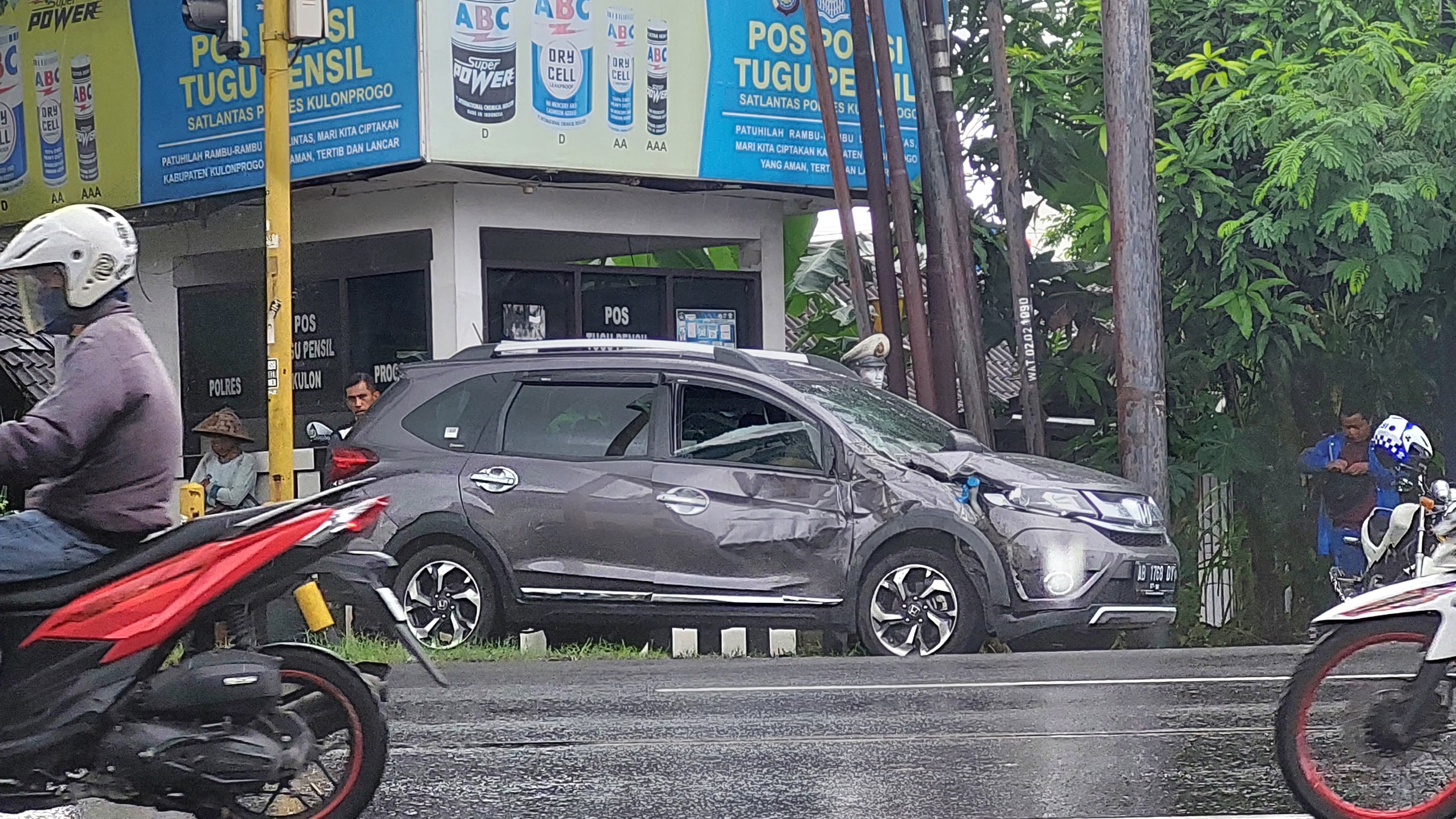 RINGSEK: Mobil Terios terparkir di bahu jalan setelah dihantam truk.&nbsp;