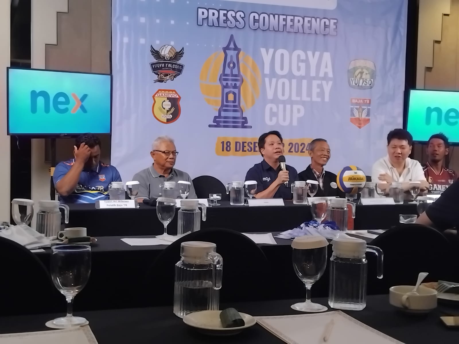 Wakil Ketua Pengda PBVSI DIJ Suhadi, Presiden Klub Yogya Falcons Hendy Lim, Direktur MOJI David Setiawan, dan Para pelatih dari Yuso Jogjakarta, Baja 78, serta Ganevo saat jumpa pers, Rabu (18/12).