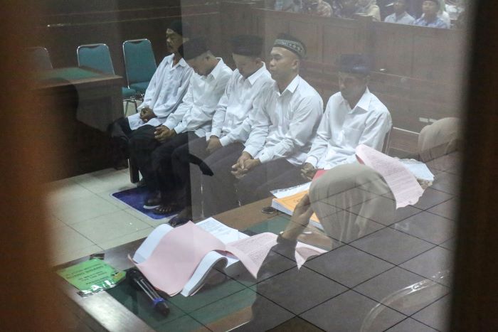 PERDANA: Lima terdakwa politik uang di Kapanewon Minggir saat menjalani sidang di Pengadilan Negeri Sleman Rabu (18/12/2024).