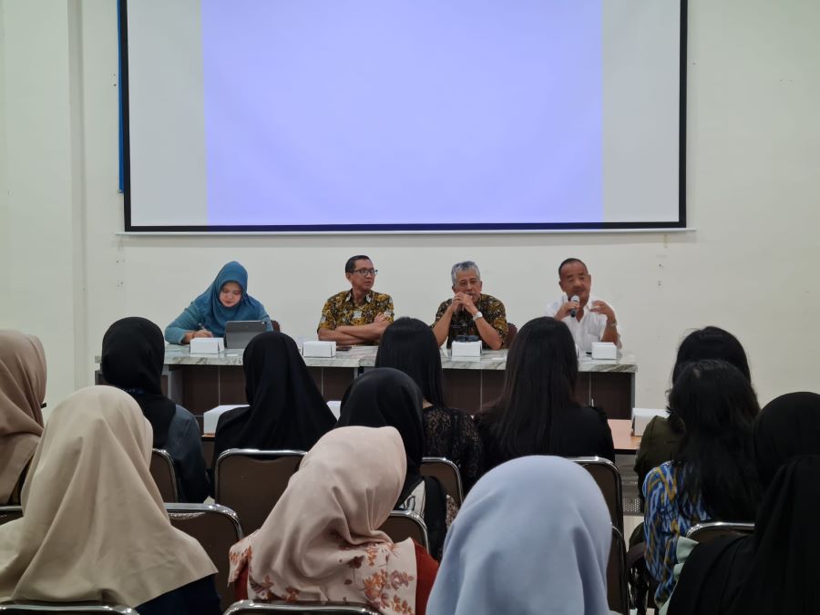 PAPARAN: Kepala disnaker didampingi Ketua Apindo Kota Magelang saat menjelaskan soal penetapan UMK di wilayahnya, Kamis (19/12/2024).