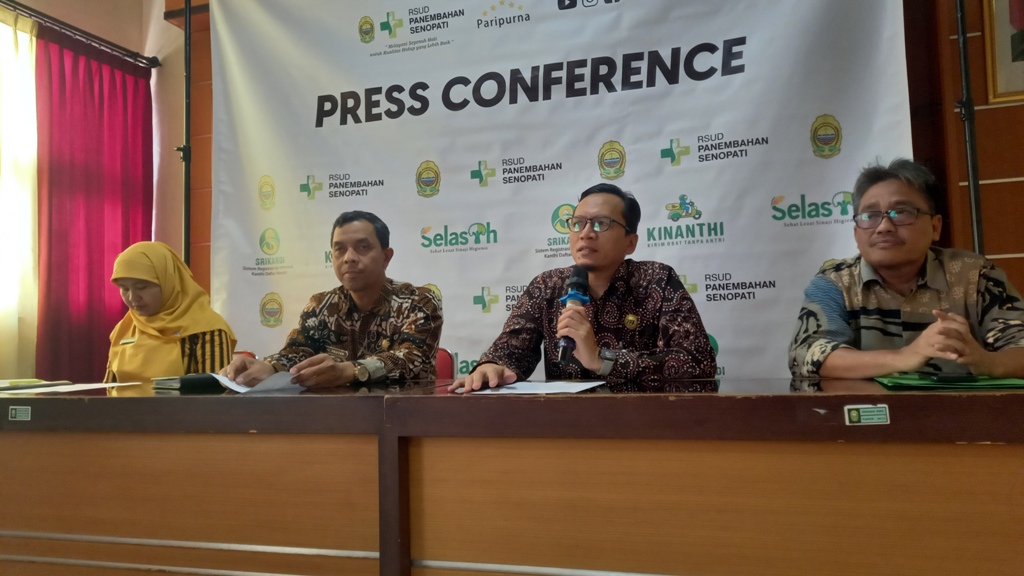 SIAGA: Dari kiri  Kepala Bidang Pelayanan Medik Budi Nur Rokhmah, Wakil Direktur Pelayanan dan Penunjang Fauzan, Direktur Atthobari, dan Wakil Direktur Umum dan Keuangan Sidiq Rohadi, Kamis (119/12).