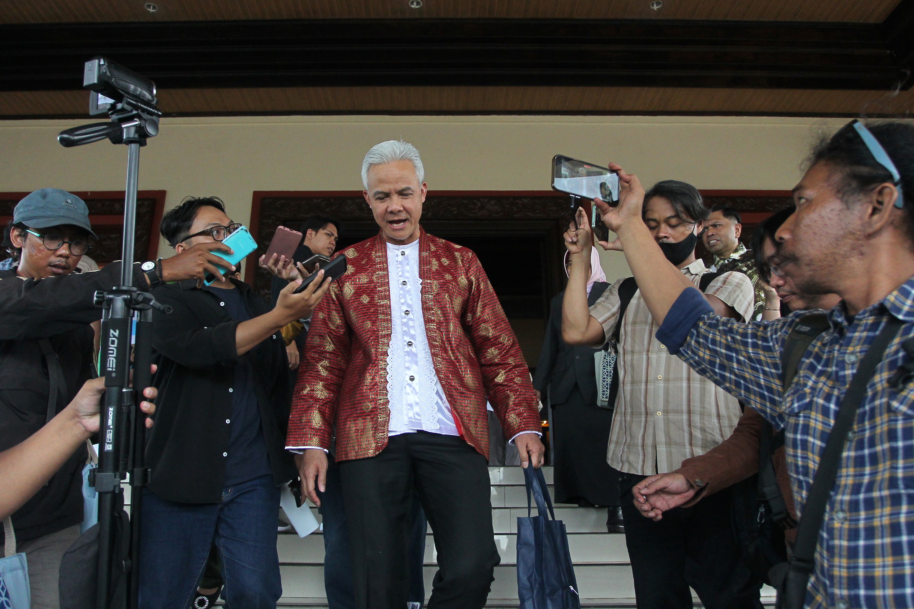 Ganjar Pranowo ditemui usai menghadiri puncak Lustrum ke-15 dan Dies Natalis ke-75 UGM, Kamis  (19/12).  &nbsp;