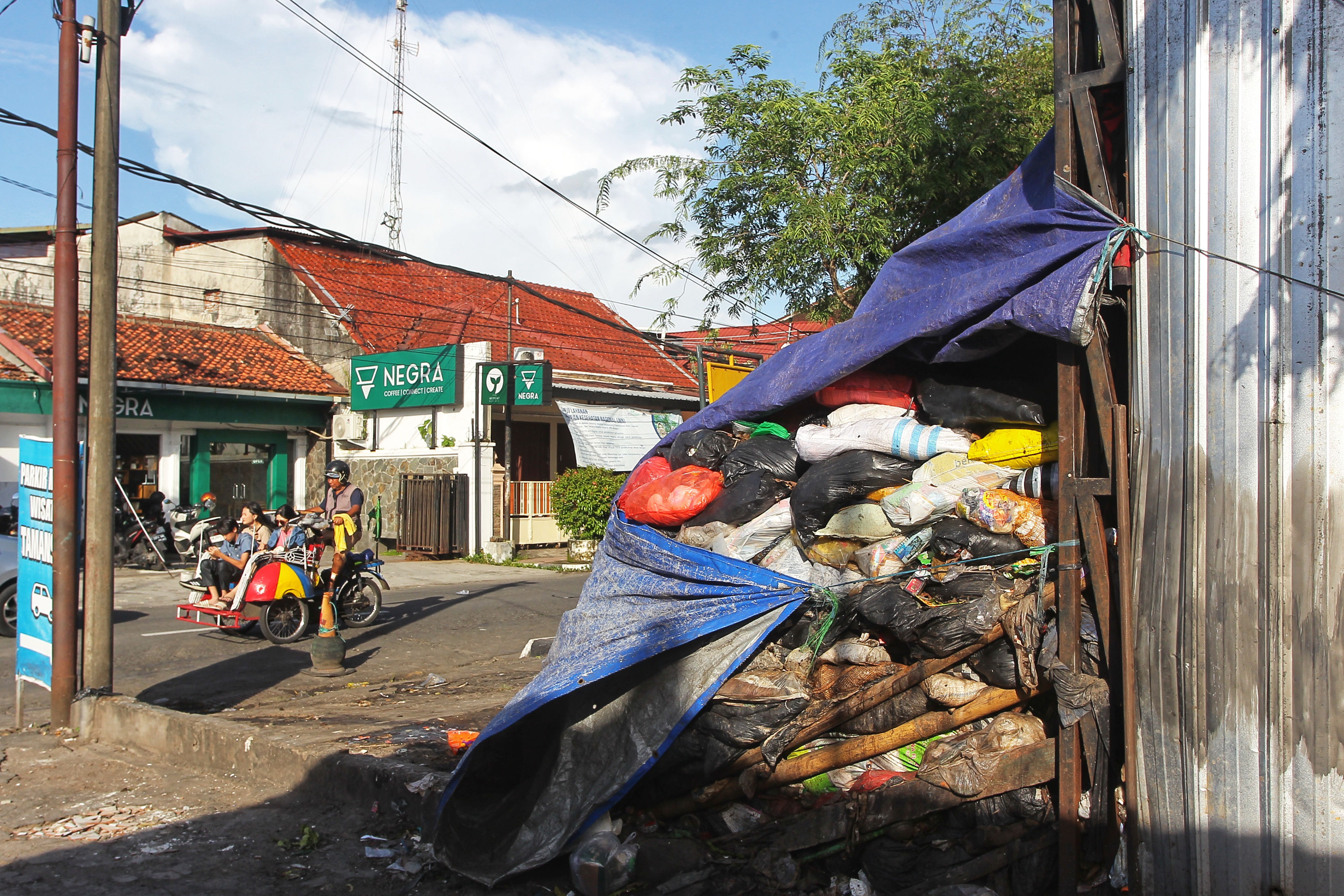 Petugas kebersihan melintas di dekat depo sampah kawasan Ngasem, Kota Jogja, Kamis(19/12).