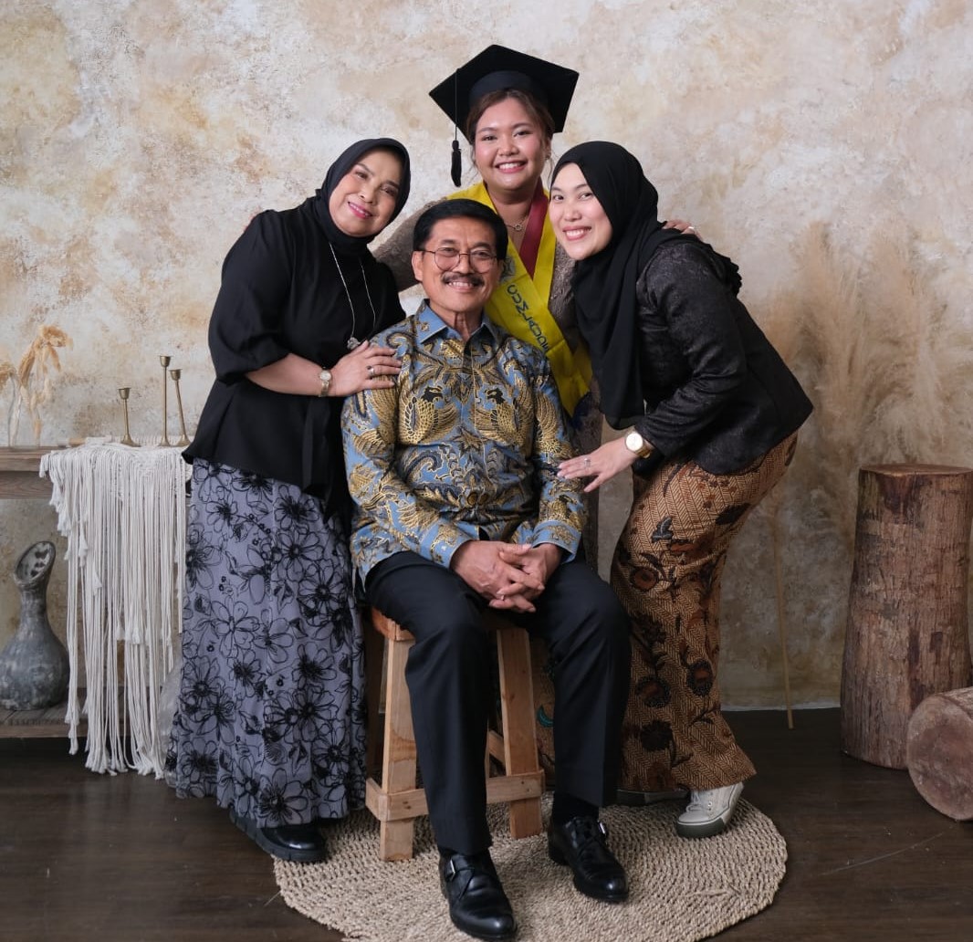 HARMONIS: Ketua DPP IKAPERTA UPN Veteran Yogyakarta 2024&mdash;2029, Dr. Ir. Bambang Soepijanto, M. M., IPU bersama keluarga