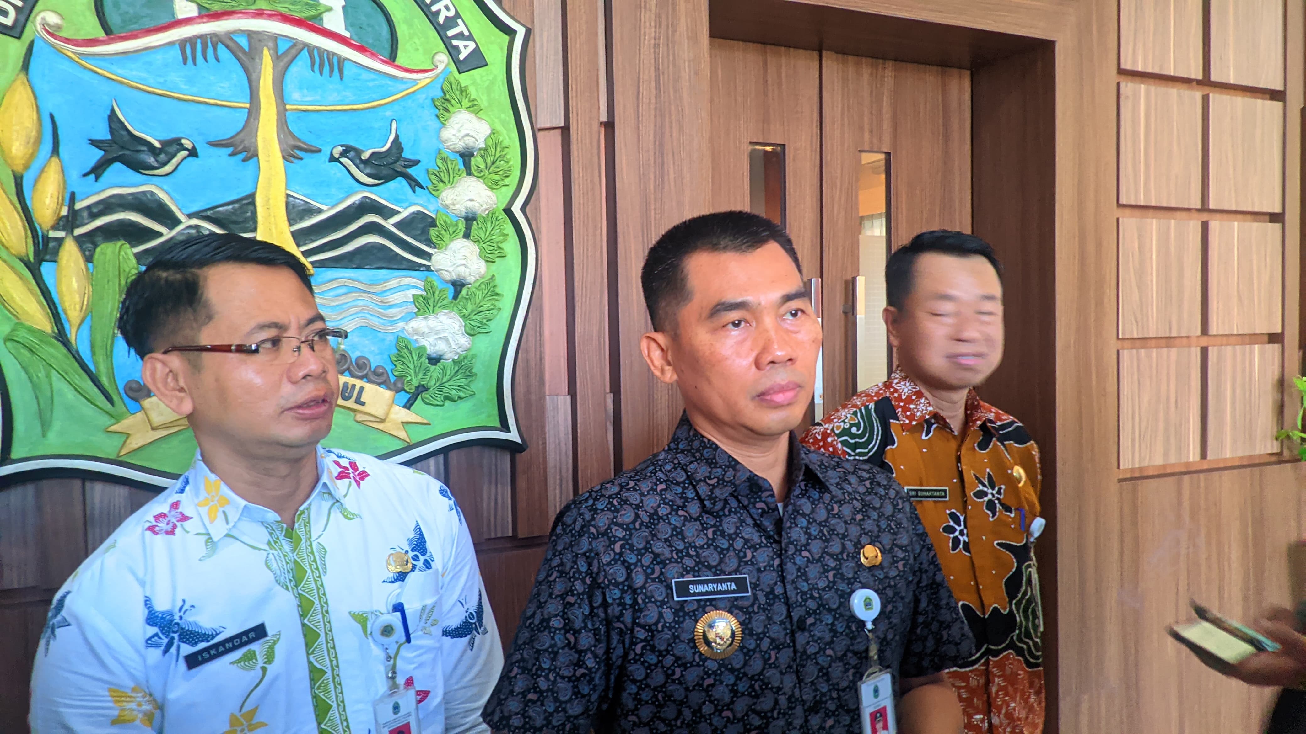 Bupati Gunungkidul Sunaryanta saat diwawancarai awak media di Kantor Pemkab Gunungkidul, Kamis (19/12).