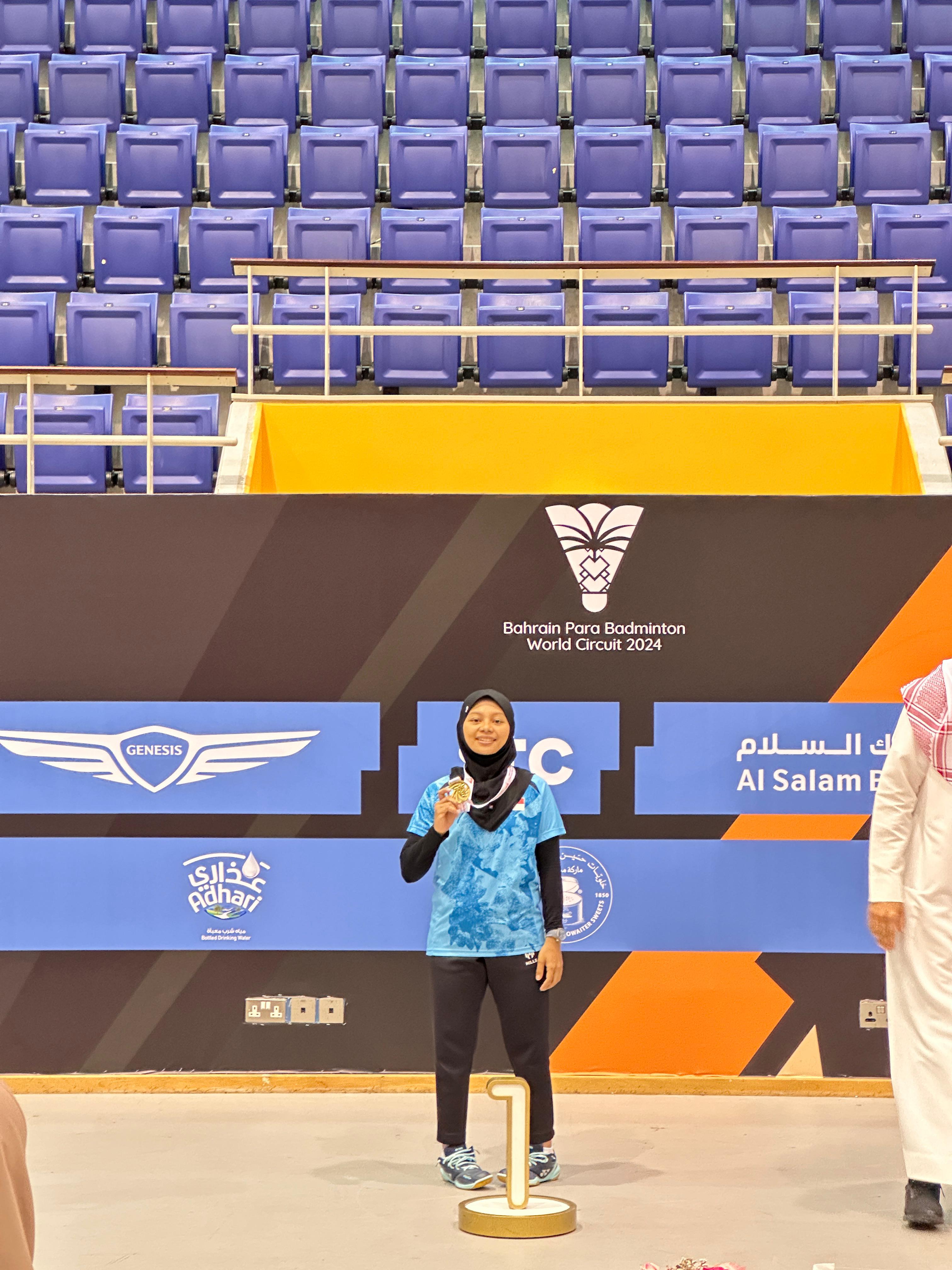 PRESTASI: Qonitah Ikhtiar Syakuroh menunjukkan medali emas yang dia raih di Bahrain Para Badminton World Circuit 2024.